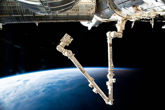국제우주정거장(ISS)에서 운영 중인 로봇 팔 모습. 길이 17ｍ로 외부에서 각종 작업을 할 때 사용되며 캐나다가 만들었다. 미국 항공우주국(NASA) 제공