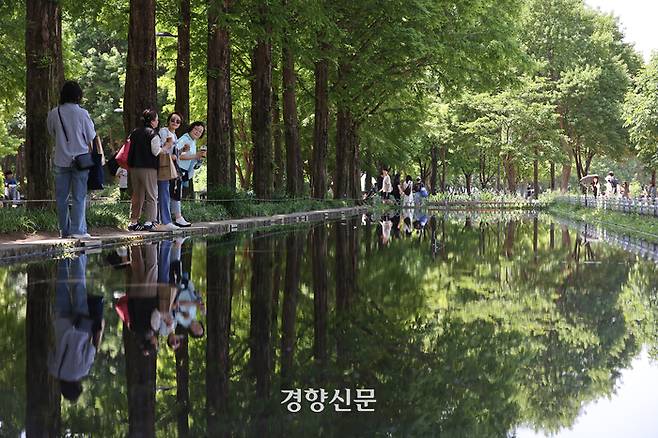 시민들이 서울숲 거울연못 주변을 거닐며 시간을 보내고 있다.