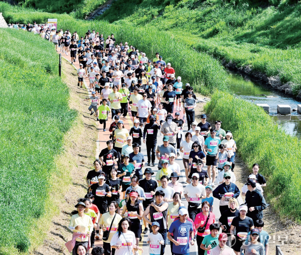 2024 과천마라톤 5㎞ 코스 참가자들이 녹음으로 가득한 양재천변을 달리고 있다. 특별취재반