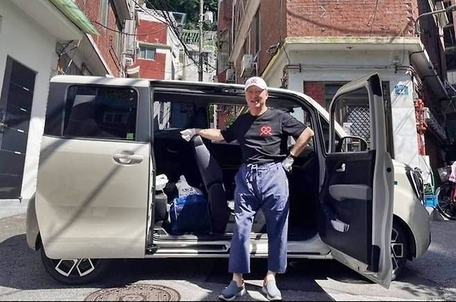 은퇴 후 경차 레이를 타고 다니며 봉사활동을 펼치는 박용만 전 두산그룹 회장 [사진출처=SNS]