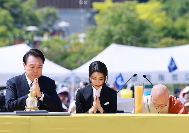 윤석열 대통령과 김건희 여사가 19일 경기도 양주시 회암사지에서 열린 ‘회암사 사리 이운 기념 문화축제 및 삼대화상 다례재’에서 조계종 총무원장 진우스님과 함께 헌등하고 있다. <연합뉴스>