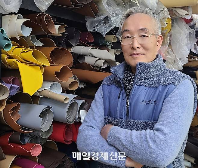김태욱 서울가방연구소 대표가 그의 작업실에서 포즈를 취하고 있다. <사진=신수현 기자>