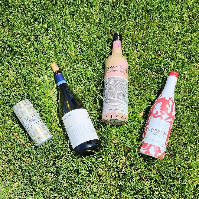 캘리포니아 와이너리들이 지속가능 와인 생산의 일환으로 다양한 용기를 출시하고 있다. 왼쪽부터 캔, 경량화 유리병(기존의 절반 수준), 종이와 PET로 만든 병, 알루미늄 병. 전형민 기자