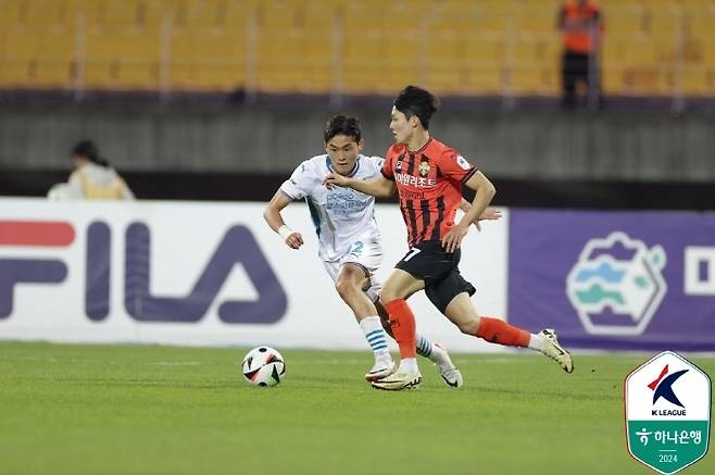 양민혁(사진 오른쪽). 사진=한국프로축구연맹