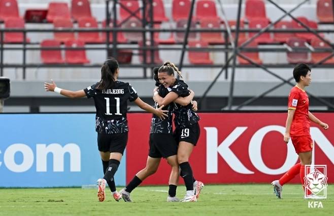 대한민국 U-17 여자축구 대표팀이 케이시 페어의 멀티골에 힘입어 중국을 잡아내고 막차로 월드컵에 가게 됐다. 사진=AFC 제공