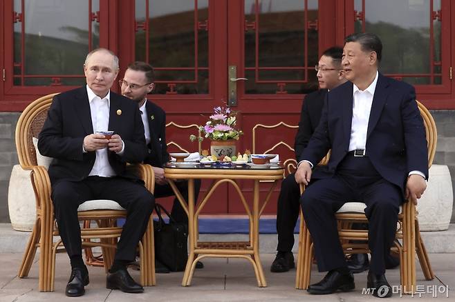 [베이징=AP/뉴시스] 블라디미르 푸틴(왼쪽) 러시아 대통령과 시진핑 중국 국가주석이 16일 중국 베이징 중난하이에서 차를 마시며 비공식 정상회담을 하고 있다. 2024.05.17. /사진=민경찬