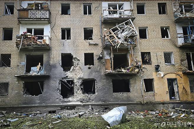 [헤르손=AP/뉴시스] 15일(현지시각) 우크라이나 헤르손에 있는 아파트가 러시아군의 공중 유도 폭탄 공격으로 파괴돼 있다. 2024.05.16. /사진=민경찬