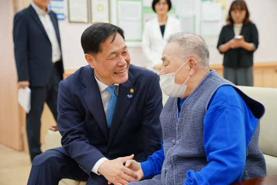 이희완(왼쪽) 국가보훈부 차관이 지난 9일 경기도 수원시 보훈요양원을 방문해 입소한 국가유공자를 위문하고 있다. 국가보훈부 제공