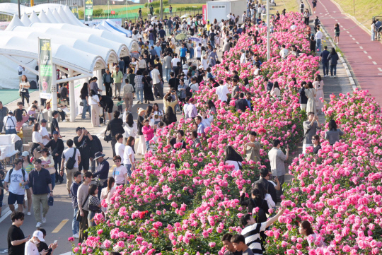 18일 ‘ 2024 중랑 서울장미축제’가 열리고 있는 중랑천 일원에서 시민들이 축제를 즐기고 있다. 중랑구청 제공