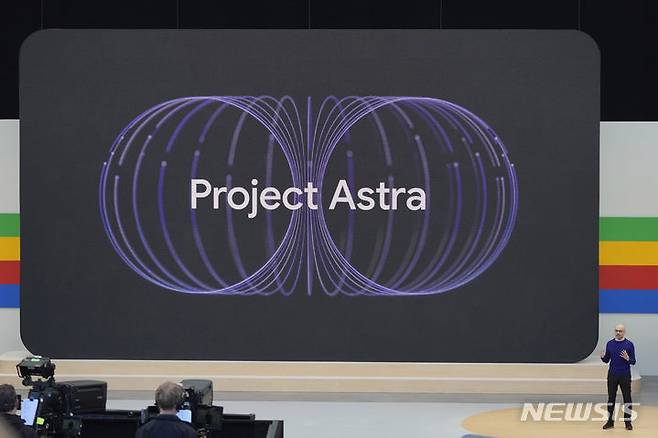 [마운틴뷰=AP/뉴시스]데미스 하사비스 구글 딥마인드 CEO가 14일(현지시각) 미국 캘리포니아 마운틴뷰에서 진행된 연례 개발자 회의 '구글 I/O'에서 '프로젝트 아스트라'를 소개하고 있다. 2024.5.14.