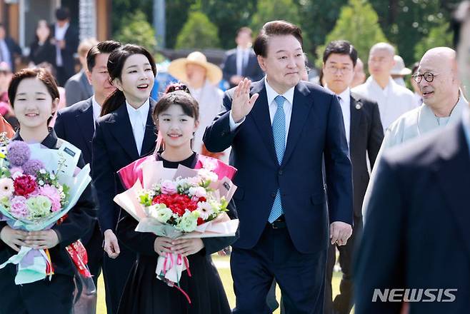 [양주=뉴시스] 전신 기자 = 윤석열 대통령과 부인 김건희 여사가 19일 양주 회암사지 특설무대에서 열린 '회암사 사리 이운 기념 문화축제 및 삼대화상 다례재'에 참석하고 있다. (대통령실통신사진기자단) 2024.05.19. photo1006@newsis.com