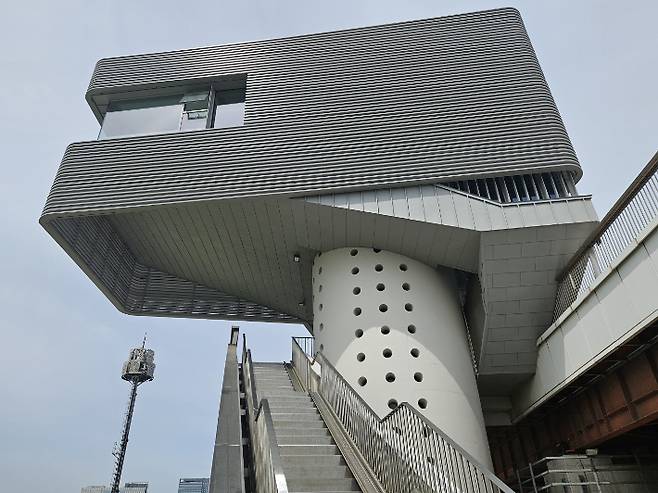 한강대교 위에 세워진 전망호텔. 서울시 제공