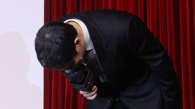 배우 배성우가 넷플릭스 시리즈 'The 8 Show(더 에이트 쇼)' 제작발표회에서 과거 음주운전 혐의로 물의를 일으킨 것에 대해 사과하고 있다.