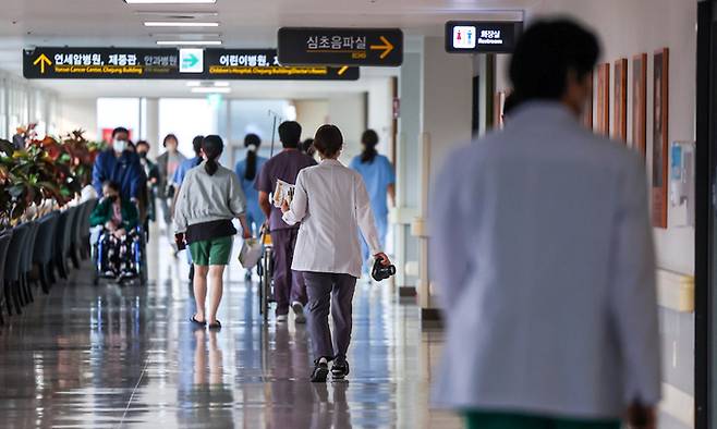서울시내 대학병원에서 의료진이 이동하고 있다. 뉴시스
