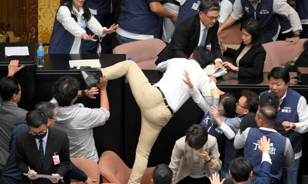 17일 대만 타이베이 입법원(국회)에서 입법원 개혁법안 투표를 앞두고 여당 민진당 의원들과 제1야당 국민당 의원들이 몸싸움을 하고 있다. 로이터연합뉴스