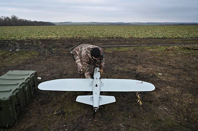 한 우크라이나 군인이 드론을 이륙시키기 위한 준비를 하고 있다. 로이터 연합뉴스