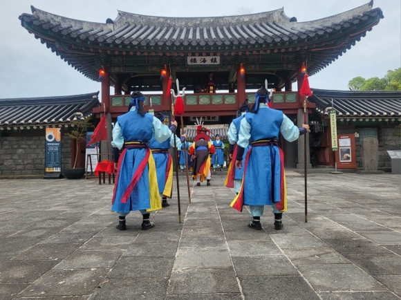 제주목관아 일대에서 열리는 조선시대 수문장 교대의식을 재현하는 모습. 제주도 제공