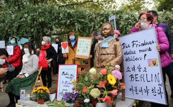 13일 독일 베를린에서 시민들이 거리에 설치된 ‘평화의 소녀상’에 대한 당국의 철거명령에 항의하기 위해 미테구청 앞에서 시위를 벌이고 있다. 2020.10.13 베를린 연합뉴스