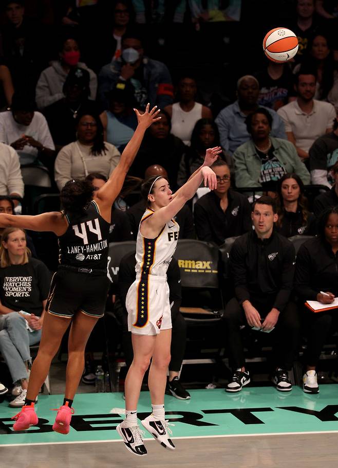 인디애나 클라크가 19일 WNBA 뉴욕전에서 3점슛을 던지고 있다. Getty Images코리아