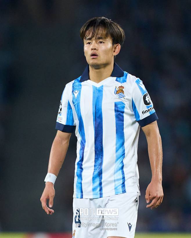 ▲ 이강인 절친으로 알려진 구보 다케후사(23, 레알 소시에다드)가 올시즌 라리가 최고의 선수 중 한 명을 뽑는 자리에 올라갔다. 프리메라리가 사무국은 19일(한국시간) 구단 공식 채널을 통해 2023-24시즌 올해의 선수, 올해의 감독, 영플레이어(U-23 이하) 선수상 후보를 공개했다. 구보 다케후사는 2022년 레알 마드리드에서 레알 소시에다드로 완전 이적한 그는 올시즌 레알 소시에다드 주전 공격수로 컵 대회 포함 40경기에 출전해 7골 5도움을 기록했다. 올시즌 올해의 선수 후보에 뽑혀 주드 벨링엄, 비니시우스(이하 레알 마드리드), 앙투앙 그리즈만(아틀레티코 마드리드), 아르템 도비크, 알렉스 가르시아(이하 지로나), 키리안 로드리게스(라스 팔마스), 로베르토 레반도프스키(바르셀로나), 이스코(레알 베티스), 알렉산데르 쇠를로트(비야레알) 등과 경쟁한다