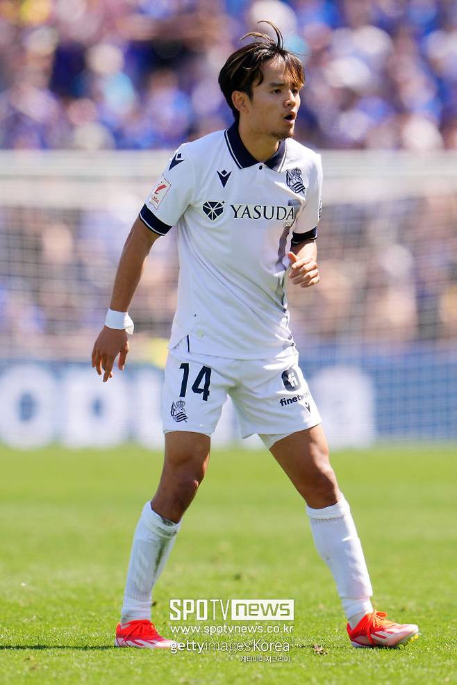 ▲ 이강인 절친으로 알려진 구보 다케후사(23, 레알 소시에다드)가 올시즌 라리가 최고의 선수 중 한 명을 뽑는 자리에 올라갔다. 프리메라리가 사무국은 19일(한국시간) 구단 공식 채널을 통해 2023-24시즌 올해의 선수, 올해의 감독, 영플레이어(U-23 이하) 선수상 후보를 공개했다. 구보 다케후사는 2022년 레알 마드리드에서 레알 소시에다드로 완전 이적한 그는 올시즌 레알 소시에다드 주전 공격수로 컵 대회 포함 40경기에 출전해 7골 5도움을 기록했다. 올시즌 올해의 선수 후보에 뽑혀 주드 벨링엄, 비니시우스(이하 레알 마드리드), 앙투앙 그리즈만(아틀레티코 마드리드), 아르템 도비크, 알렉스 가르시아(이하 지로나), 키리안 로드리게스(라스 팔마스), 로베르토 레반도프스키(바르셀로나), 이스코(레알 베티스), 알렉산데르 쇠를로트(비야레알) 등과 경쟁한다