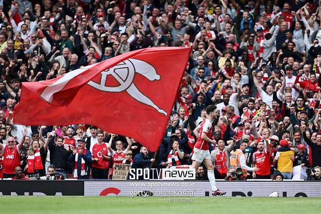 ▲ 아스널 홈구장에 배치된 잉글랜드 프리미어리그 우승 트로피. 16% 분명한 역전 우승 가능성에 아스널이 기적의 도전을 앞두고 있다.