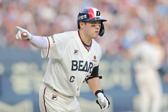두산 양석환이 18일 롯데전에서 홈런을 날리고 있다. /사진=두산 베어스 제공