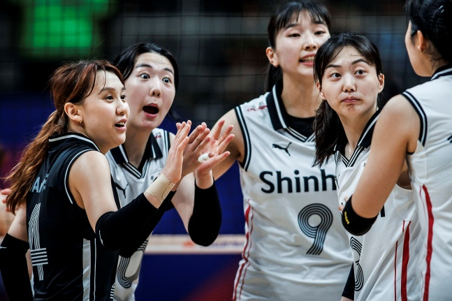 한국 여자배구 대표팀이 지난 15일(한국시간) 브라질 리우데자네이루 마라카랑지뉴 체육관에서 열린 2024 VNL 1주차 중국과 1차전에서 서로 격려하고 있다. /사진=VNL 공식 홈페이지