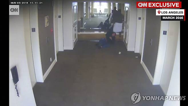 미 CNN 방송이 공개한 힙합 거물 션 디디 콤스의 여자친구 폭행 영상 [CNN/AP=연합뉴스. 재판매 및 DB 금지]