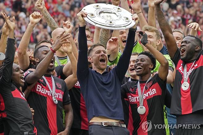 우승 트로피 들어올리는 알론소 감독 [AP=연합뉴스]