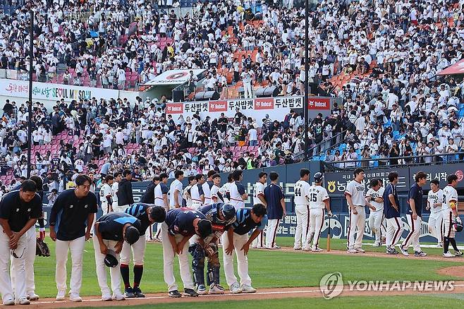 승부 가리지 못한 롯데와 두산 (서울=연합뉴스) 신현우 기자 = 19일 서울 잠실야구장에서 열린 2024 신한 SOL뱅크 KBO리그 롯데 자이언츠와 두산 베어스의 경기. 3대3으로 승부를 가리지 못한 롯데와 두산 선수들이 관중을 향해 인사하고 더그아웃으로 향하고 있다. 2024.5.19 nowwego@yna.co.kr