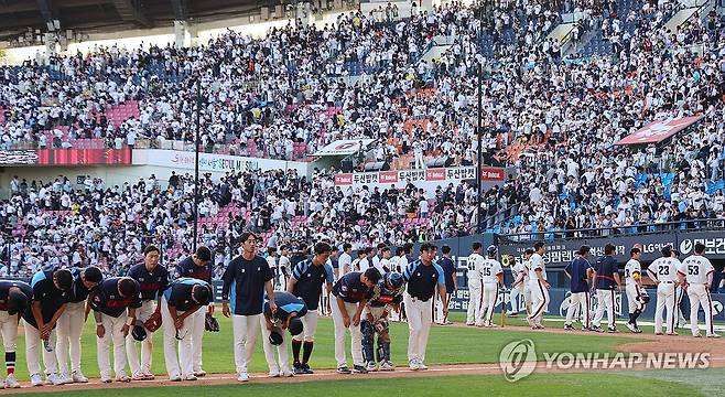 승부 가리지 못한 롯데와 두산 (서울=연합뉴스) 신현우 기자 = 19일 서울 잠실야구장에서 열린 2024 신한 SOL뱅크 KBO리그 롯데 자이언츠와 두산 베어스의 경기. 3대3으로 승부를 가리지 못한 롯데와 두산 선수들이 관중을 향해 인사하고 더그아웃으로 향하고 있다. 2024.5.19 nowwego@yna.co.kr