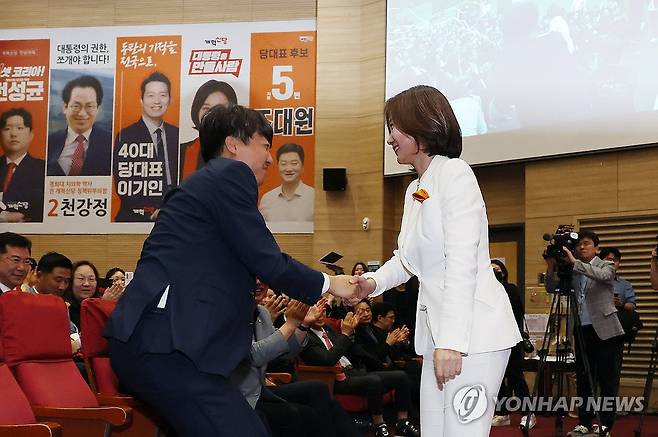 허은아와 이준석 (서울=연합뉴스) 신준희 기자 = 19일 국회 의원회관에서 열린 개혁신당 전당대회에서 신임 당 대표로 선출된 허은아 후보가 이준석 대표와 인사를 하고 있다. 2024.5.19 hama@yna.co.kr