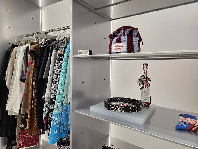 걸그룹 뉴진스가 쓰고 나와 최근 인기가 급상승 중인 브랜드 ‘찰리제프리 러버보이’도 입점해 있다. (사진=김정유 기자)