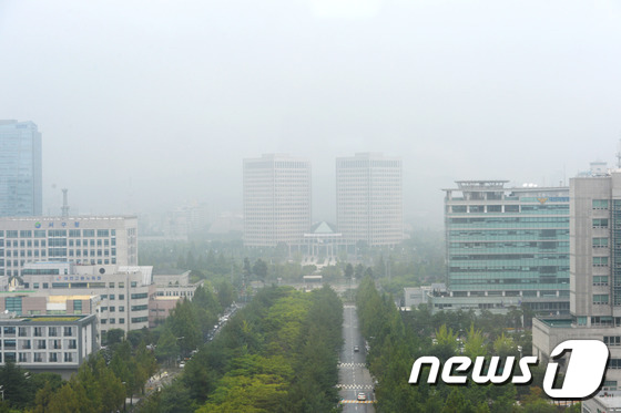 20일 대전·충남엔 내륙을 중심으로 가시거리 200m 미만의 짙은 안개가 낄 것으로 예보됐다. 대전 정부청사 인근에 짙은 안개가 끼어있다. /뉴스1 ⓒ News1 신성룡 기자