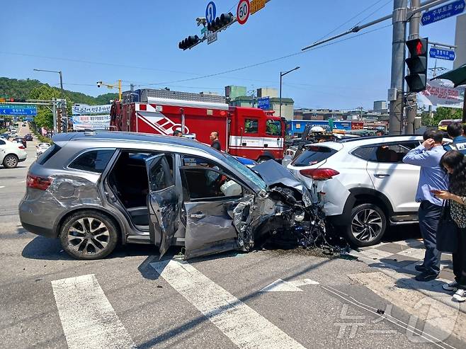 20일 낮 12시 28분쯤 인천시 계양구 계산동 계산역 인근 4차로에서 50대 남성 A 씨가 몰던 QM6 차량이 제네시스 차량을 추돌했다.(인천소방본부)2024.5.20/뉴스1