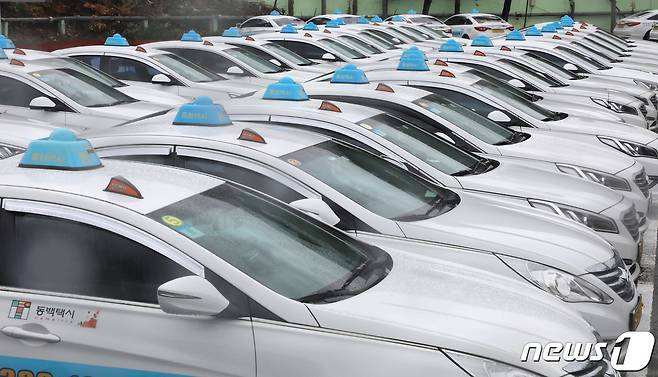 부산 사상구 한 택시회사 차고지에 택시기사를 구하지 못해 운행이 불가한 택시들이 늘어서 있다. 2022.7.18/뉴스1 ⓒ News1