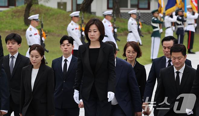 허은아 개혁신당 신임 대표와 최고위원 등이 20일 서울 동작구 국립서울현충원에서 참배를 위해 현충탑으로 향하고 있다. 2024.5.20/뉴스1 ⓒ News1 송원영 기자