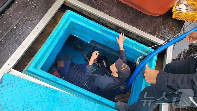 해경 순찰대원이 사고 어선의 어창에서 선원들을 구조하고 있는 모습.(보령해경 제공)/뉴스1