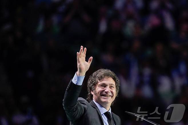 19일(현지시간) 스페인 마드리드에서 스페인 극우 복스당이 주최한 집회에서 하비에르 밀레이 아르헨티나 대통령이 인사하고 있다. 2024.05.19 ⓒ 로이터=뉴스1 ⓒ News1 정지윤 기자