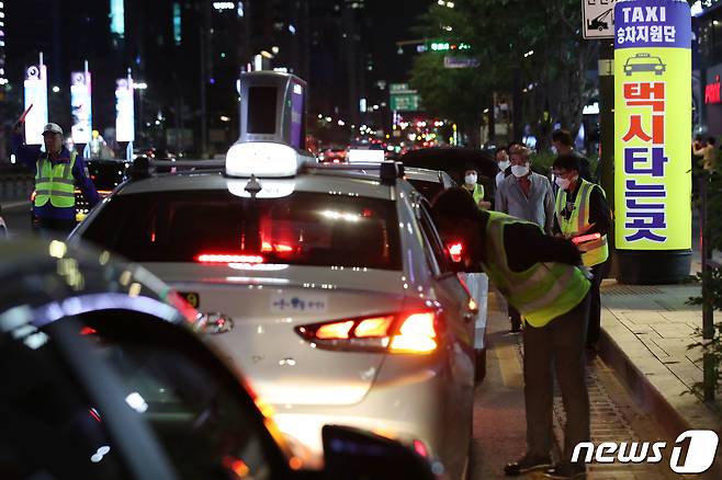 서울 서초구 강남역 인근에서 승차지원단이 택시 임시승차대를 설치하고 시민들의 택시 탑승을 돕고 있다.2022.5.12/뉴스1 ⓒ News1 이광호 기자