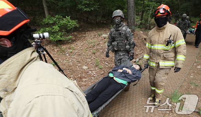 20일 오후 경기 화성시 무봉산자연휴양림에서 열린 '2024년 화성시 재난대응 안전한국훈련'에서 화성소방서와 육군 제51보병사단 및 유관기관 관계자들이 산사태 발생 및 산불 등 복합재난 상황을 가정해 훈련을 진행하고 있다. 2024.5.20/뉴스1 ⓒ News1 김영운 기자