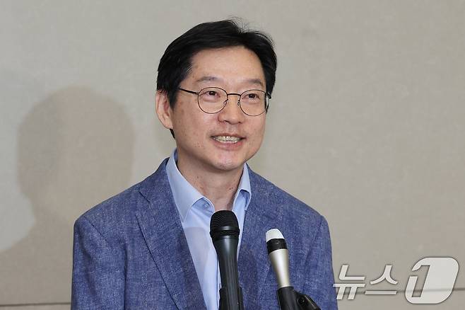 영국 유학 중인 김경수 전 경남도지사가 19일 인천국제공항을 통해 귀국한 후 취재진의 질의에 답변하고 있다. 김 전 지사는 고(故) 노무현 전 대통령 15주기 추도식에 참석하기 위해 귀국했다. 2024.5.19/뉴스1 ⓒ News1 신웅수 기자