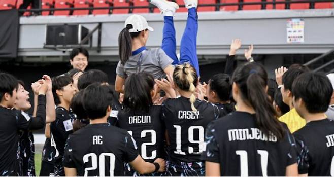 월드컵행을 확정지은 U-17 여자대표팀이 김은정 감독을 헹가래치며 기뻐하는 모습. 사진출처=AFC