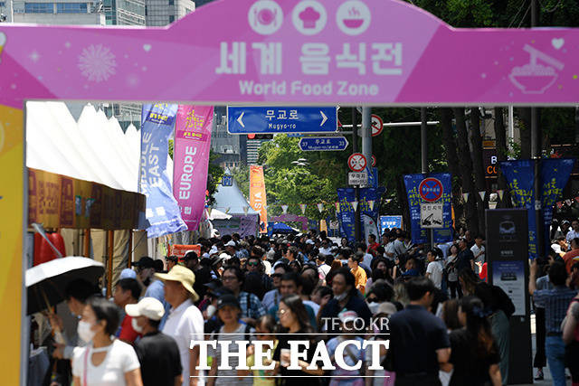 광화문광장과 청계천 일대에서 전 세계 70개국 문화와 먹거리를 즐길 수 있는 축제가 열린다. 2023년 6월 18일 오후 서울 종로구 청계광장에서 열린 서울세계도시문화축제 시민들이 부스를 둘러보고 있다. /남용희 기자