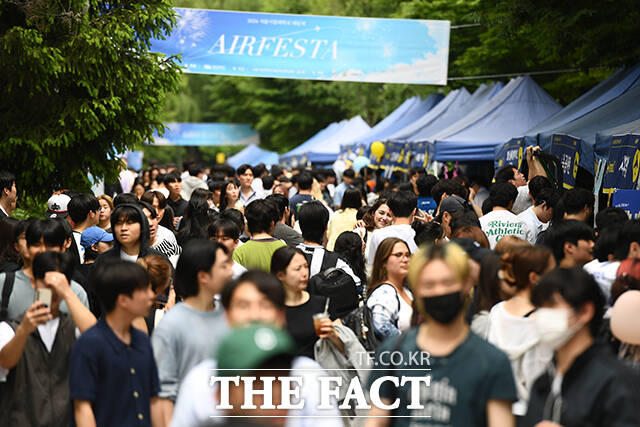 20일 오후 서울 동대문구 서울시립대학교에서 대동제 'AIRFESTA'가 열린 가운데 학생들이 축제를 즐기고 있다. /장윤석 기자