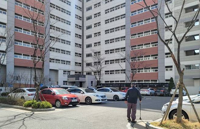 지난달 1일 한국토지주택공사(LH)가 만든 고령자복지주택인 경기도 시흥시 은계 LH 7단지 702동 앞에 한 할아버지가 걸어가고 있다. 사진=심나영 기자