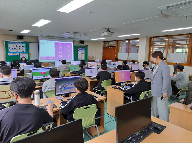경기도경제과학진흥원이 네이버 커넥트재단과 손잡고 찾아가는 소프트웨어 교육을 진행한다.