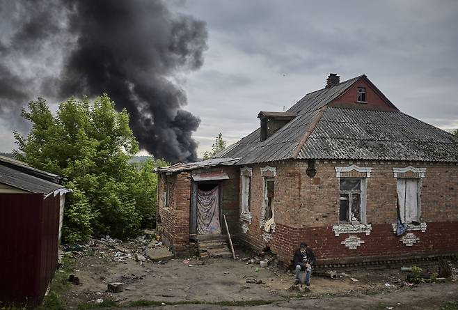 러시아의 포격으로 파괴된 우크라이나 하르키우 외곽의 한 마을. 하르키우 주당국은 17일 러시아 접경 하르키우 지역 주민 9900여명을 대피시켰다고 밝혔다. /EPA 연합뉴스