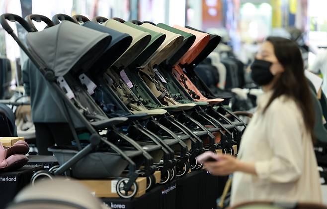 지난 9일 오후 경기 고양시 일산서구 킨텍스에서 열린 2024 코베 베이비페어&유아교육전에서 관람객들이 유모차를 살펴보고 있다. /뉴시스